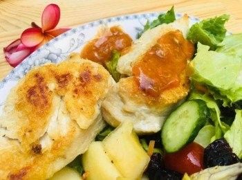 step4: 完成。沾點台塑頂級甘醇蘑菇醬放在<a href="https://bit.ly/3EZL8dD" target="_blank" data-keyword="雞胸" class="guide-link"><strong>雞胸</strong></a> <span style="display:inline-block;vertical-align:middle;margin-top:-3px;color:initial;border-radius:3px;padding:2px 3px;font-size:12px;line-height:14px;background:#87d300;color:#fff;">即買</span> 肉上可以吃到蘑菇和黑胡椒的多層次香氣，有著獨特的濃郁口感，非常讚!