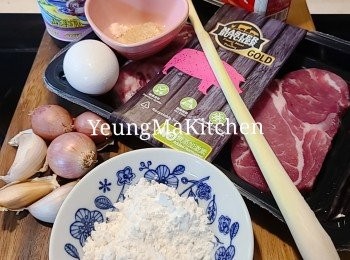 step1: 預備材料。豬扒解凍後洗凈，用廚房紙抹乾。