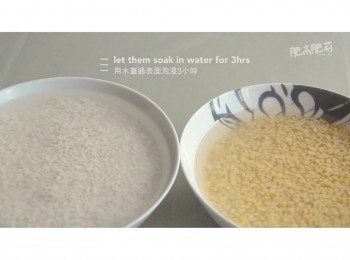 step1: 把綠豆和糯米清洗乾淨後，用水蓋過表面泡浸3小時