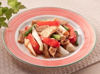 step2: 全素台塑磨菇醬加微量開水加熱至滾。
將備用<span class="group_1">食材</span>全部一起倒入鍋中，快火拌炒一下即可享用。