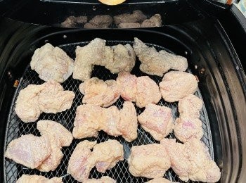 step5: 要炸到腩骨香脆，不要鋪錫紙或牛油紙，不預熱180度設13分鐘，時間要目測為準，每部氣炸鍋火力不同，有些需預熱有些不需預熱，請大家自行決定