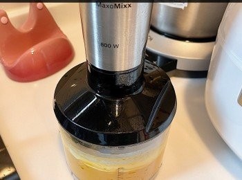 step5: 呂宋芒果肉（約330g）用攪拌機攪成蓉，然後加入椰奶和砂糖攪勻，試味，加入額外砂糖（如需要）