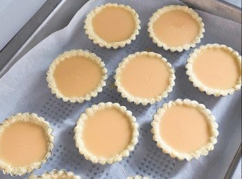 step7: <span class="group_2">蛋漿</span>倒入撻模中