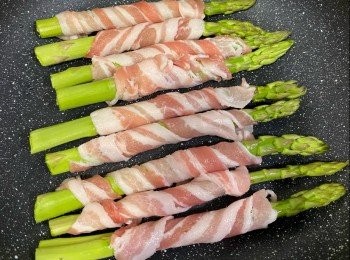 step1: 洗淨蘆筍，用一片豚肉片捲實蘆筍