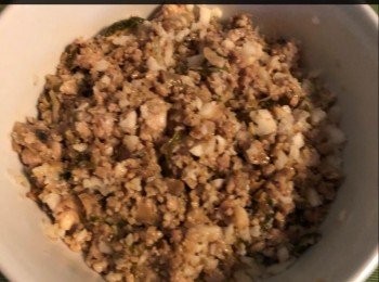 step4: 將豬肉攪成肉醬，馬蹄拍碎、青蔥、五香粉、面粉、鹽、胡椒粉，糖及蛋漿在一個大碗內攪勻備用。