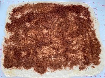 step5: 麵團展開成長方形，掃上少量牛油溶液，搽上<span class="group_2">肉桂饀</span>
