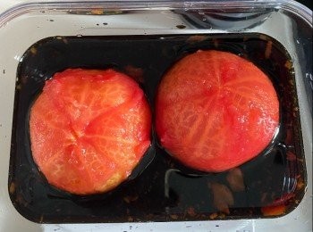 step3: 把蕃茄浸於醬油中，放入雪櫃幾個鐘即可