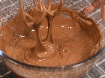 step1: 把蛋黃+雲呢拿香油+糖
放入大碗中可以用手動或電動打蛋器
打發蛋黃至奶白色。

然後加入 牛奶+植物油
再篩入低筋麵粉+可可粉
混合均勻。

詳細請看影片！