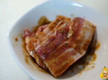 step6: 塗抹均勻，醃漬的過程依照個人喜好可加入一點米酒去腥、可以加一點蒜泥、砂糖等等，但法蘭自己是想測試這款黑胡椒醬有多好吃，所以沒有加任何東西