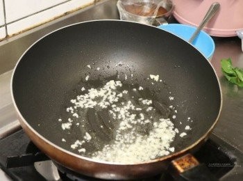 step1: 將蒜末下油鍋爆香後加入肉片快炒。