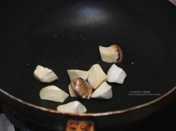step1: 把香菇煎到熟軟，表面有焦感。