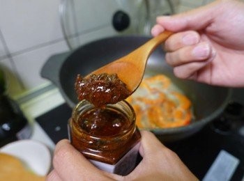 step2: 加入米酒、水及台塑椒麻干貝醬拌炒