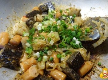 step9: 先試味道，如果想要將蔥花一起拌炒也是可以的，可以先炒一半、點綴一半就可以起鍋囉~