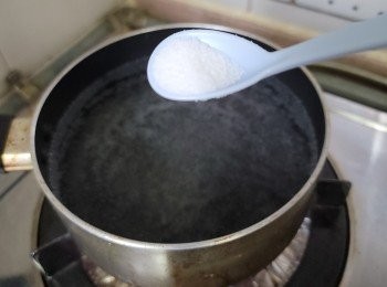 step2: 小煲倒入適量水; 加入一茶匙鹽;   大火將水煮至大滾 (水要高過全部蛋半吋)