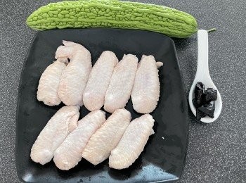 step1: <a href="https://bit.ly/3zHU5V3" target="_blank" data-keyword="雞翼" class="guide-link"><strong>雞翼</strong></a> <span style="display:inline-block;vertical-align:middle;margin-top:-3px;color:initial;border-radius:3px;padding:2px 3px;font-size:12px;line-height:14px;background:#87d300;color:#fff;">即買</span> 解凍， 用鹽水浸過<a href="https://bit.ly/3zHU5V3" target="_blank" data-keyword="雞翼" class="guide-link"><strong>雞翼</strong></a> <span style="display:inline-block;vertical-align:middle;margin-top:-3px;color:initial;border-radius:3px;padding:2px 3px;font-size:12px;line-height:14px;background:#87d300;color:#fff;">即買</span> 面，浸大約15分鐘，瀝乾水份，珍寶<a href="https://bit.ly/3zHU5V3" target="_blank" data-keyword="雞翼" class="guide-link"><strong>雞翼</strong></a> <span style="display:inline-block;vertical-align:middle;margin-top:-3px;color:initial;border-radius:3px;padding:2px 3px;font-size:12px;line-height:14px;background:#87d300;color:#fff;">即買</span> 一開二，用醃料醃大約二小時以上