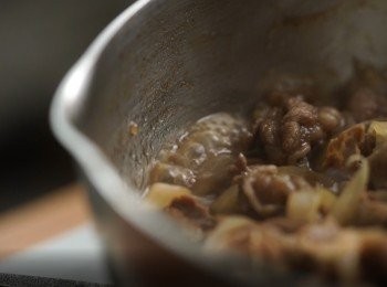 step5: 轉小火煮15-20分鐘，煮至醬汁約一半。