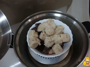 step5: 米腸、米血糕、香腸先用電鍋蒸熟約10分鐘