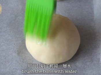step4: 將發酵好的麵團按壓排氣 再分成6等份小球，用麵包刷子在每一個小麵團<span class="group_3">表面</span>掃一層水