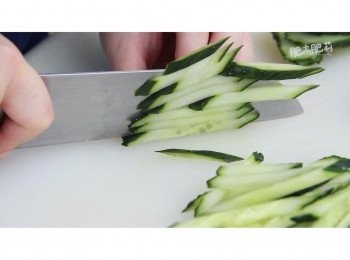 step6: 把青瓜切絲備用
