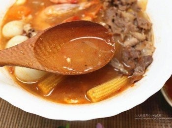 step7: 台塑全素義大利肉醬，裡頭還有碎新鮮蔬菜(紅蘿蔔、芹菜)、迷迭香、月桂葉、碎蘑菇.....用這瓶來煮整個省事，而且湯頭鮮甜好喝，有著淡淡的蕃茄酸香和新鮮的海味，這道真的不輸給之前在餐廳吃到的西西里蕃茄海鮮湯！