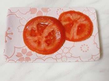step2: 把蕃茄切出兩片備用