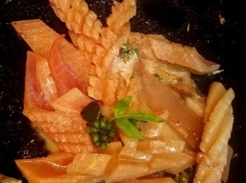 step6: 放入魷魚.新鮮青花椒拌炒,加少許鹽.糖調味即可起鍋