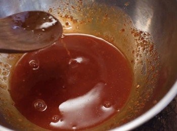 step3: 肉末的醬汁
在大碗中加入調味料混合均勻
（糖 ＋清酒 ＋味林＋醬油 ＋磨碎的大蒜和生薑＋gochujang 韓式辣椒醬）