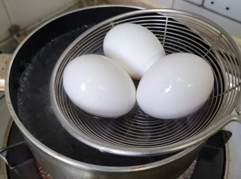 step3: 將蛋輕力投進大滾水中