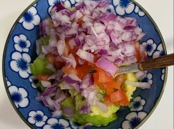 step3: 加檸檬汁 鹽 黑胡椒，混合攪拌均勻
