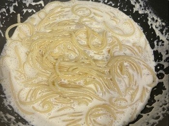 step2: 加入醬汁，煮滾，再加入意粉煮一會
熄火後加入明太子、飛魚子拌勻即可