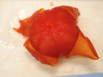 step2: 蕃茄畫十字入鍋川燙後撈起剝皮備用
