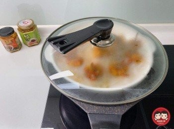 step8: 取出鍋子，底部放水，煮滾後，再放上蒸架以中小火蒸10分，記得要蓋上鍋蓋喲~