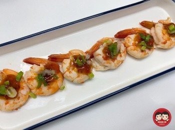 step2: 再撒上蔥花，涼拌蝦料理，輕鬆上桌