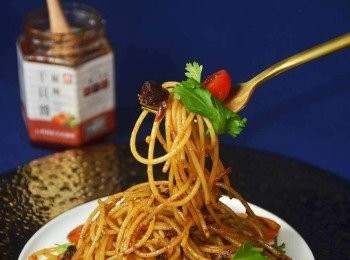 step6: 麵條被濃厚的椒麻干貝醬所包覆，鹹、香、辣、麻、鮮等多重感官，衝擊正等著大快朵頤的味蕾 與酸甜多汁的小番茄搭配的相得益彰。香菜不僅稱職的扮演好綠葉的角色，也成功提味達到畫龍點睛的效果