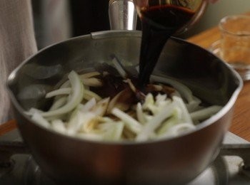 step2: 鍋中放入洋蔥、薑、並加入<span class="group_2">調味醬汁</span>