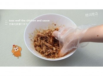 step7: 材料準備好就可以手撕雞腿肉, 然後倒入醬汁拌勻