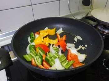 step1: 洋蔥、彩椒切成適口大小，起鍋熱油炒香洋蔥及彩椒