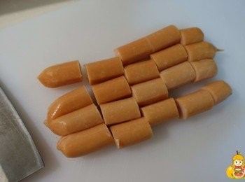 step1: 香腸選德國香腸的脆彈口感，碳水化合物跟熱量比較低，切成易入口大小即可