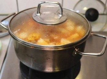 step5: 將海鮮、牛肉片、豆腐一些很快就熟的<span class="group_1">食材</span>全都放入西西里蕃茄湯裡一起熬煮