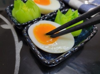 step7: 小心剝去蛋殼, 糖心蛋完成了。 
 **不同爐具火力不一，最好先做一次，查看結果，作下次準則