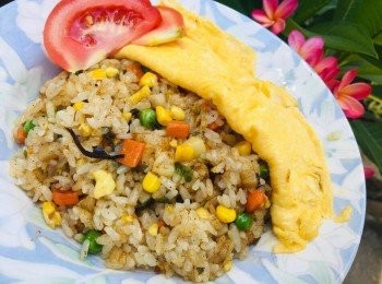 step3: 煎個蛋就放在火腿鳳梨蛋炒飯佐干貝醬旁邊