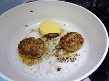 step5: 漢堡肉煎熟。放上起司片，轉小火，改上鍋蓋，把起司加熱融化