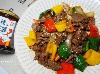 step4: 不得不說在拌炒過程就香氣撲鼻，起鍋後更是讓人食指大動，無論是顏色或是味道都讓人垂涎...