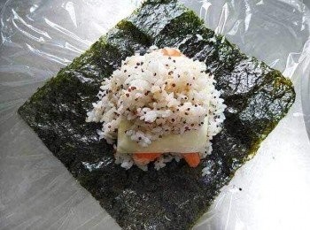 step4: 蓋上起司片，再鋪上另一半的熟飯