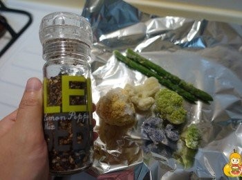 step11: 這時候如果想搭配一點<span class="group_2">蔬菜</span>配料的話，就可以利用氣炸的時間來處理，法蘭是直接拿冷凍<span class="group_2">蔬菜</span>，撒上調味粉，照片為檸檬椒鹽配上好市多的彩色花椰菜、巴西蘆筍