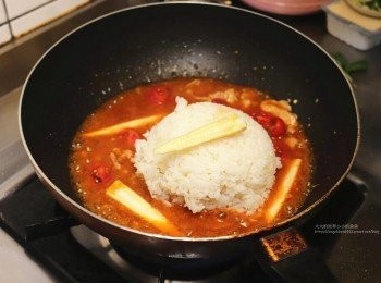 step3: 3.放入已煮好的白飯和切好的玉米筍、蕃茄。
(就是一些比較耐久煮的<span class="group_1">食材</span>都可以放下去了)。
應該是要放白米，不過我覺得這樣煮太久了，就用白飯代替。