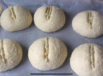 step8: （160度預熱烤箱) 
麵團發酵好後 用麵包刀在<span class="group_3">表面</span>𠝹一下 再擠上適量<span class="group_2">蒜蓉牛油醬</span>