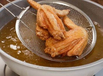 step2: 準備油鍋開中火。
等待<a href="https://bit.ly/3zHU5V3" target="_blank" data-keyword="雞翼" class="guide-link"><strong>雞翼</strong></a> <span style="display:inline-block;vertical-align:middle;margin-top:-3px;color:initial;border-radius:3px;padding:2px 3px;font-size:12px;line-height:14px;background:#87d300;color:#fff;">即買</span> 變成漂亮的金黃色後取出。