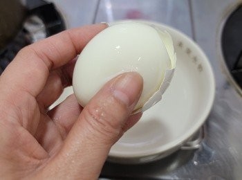step6: 待蛋降溫， 將蛋殼敲裂， 再浸在水中，讓水滲進蛋內， 會較容易剝殼.