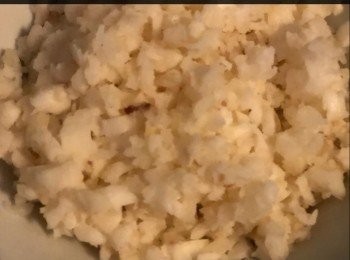 step3: 馬蹄半斤，去外皮後，拍碎後略切碎備用。 雞蛋2個打成蛋漿。青蔥5-6 根切碎備用。麵粉約2-3湯匙。五香粉1茶匙。少許鹽、胡椒粉及糖。適量生粉水。